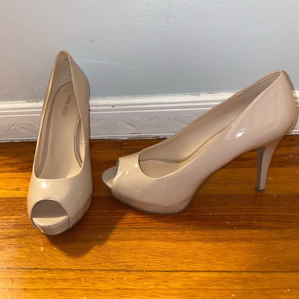 Open toed cream heels !